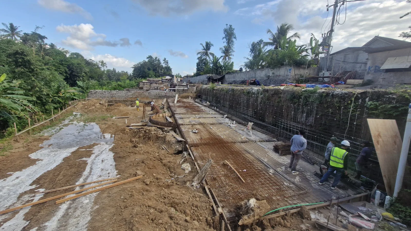 Rice Harmony, site overview with the retaining wall
